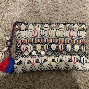 Express seashell clutch